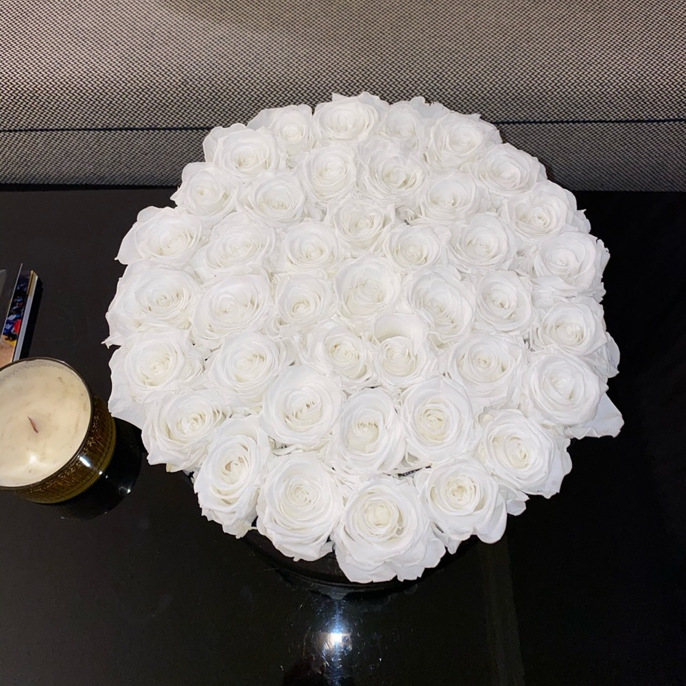 Venus Et Fleur Large Round White Classic Flowers